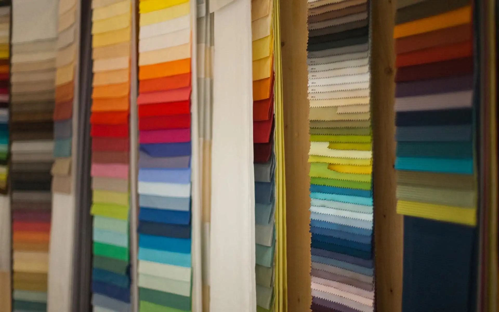 Aufgeschlagene Skizzen, Grundrisse und Referenzfotos auf einem Tisch; daneben ein gerollter Plan und ein geöffnetes Architekturmagazin.