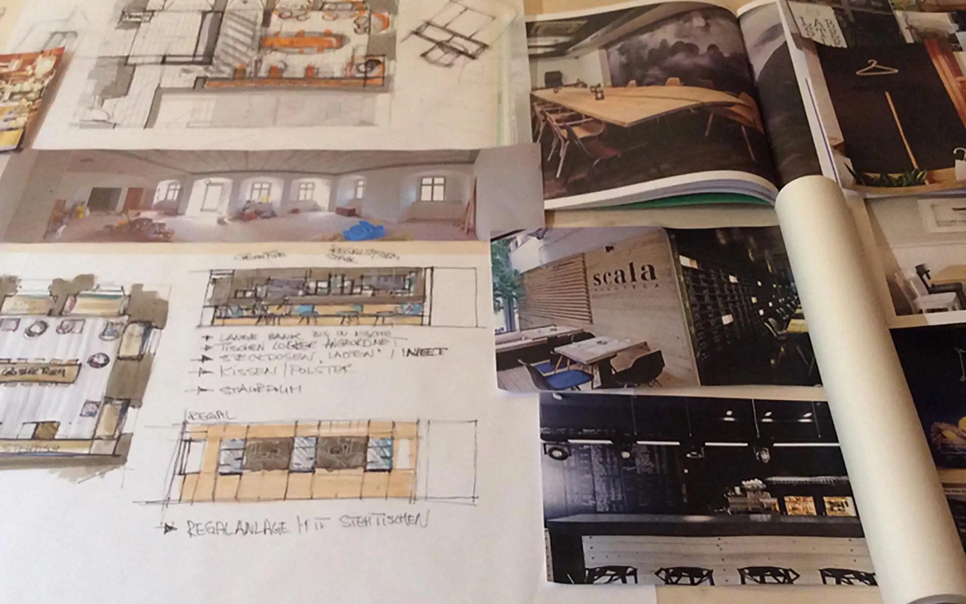 Material- und Stoffmuster in unterschiedlichen Farben und Texturen, vertikal geordnet in Regalen.