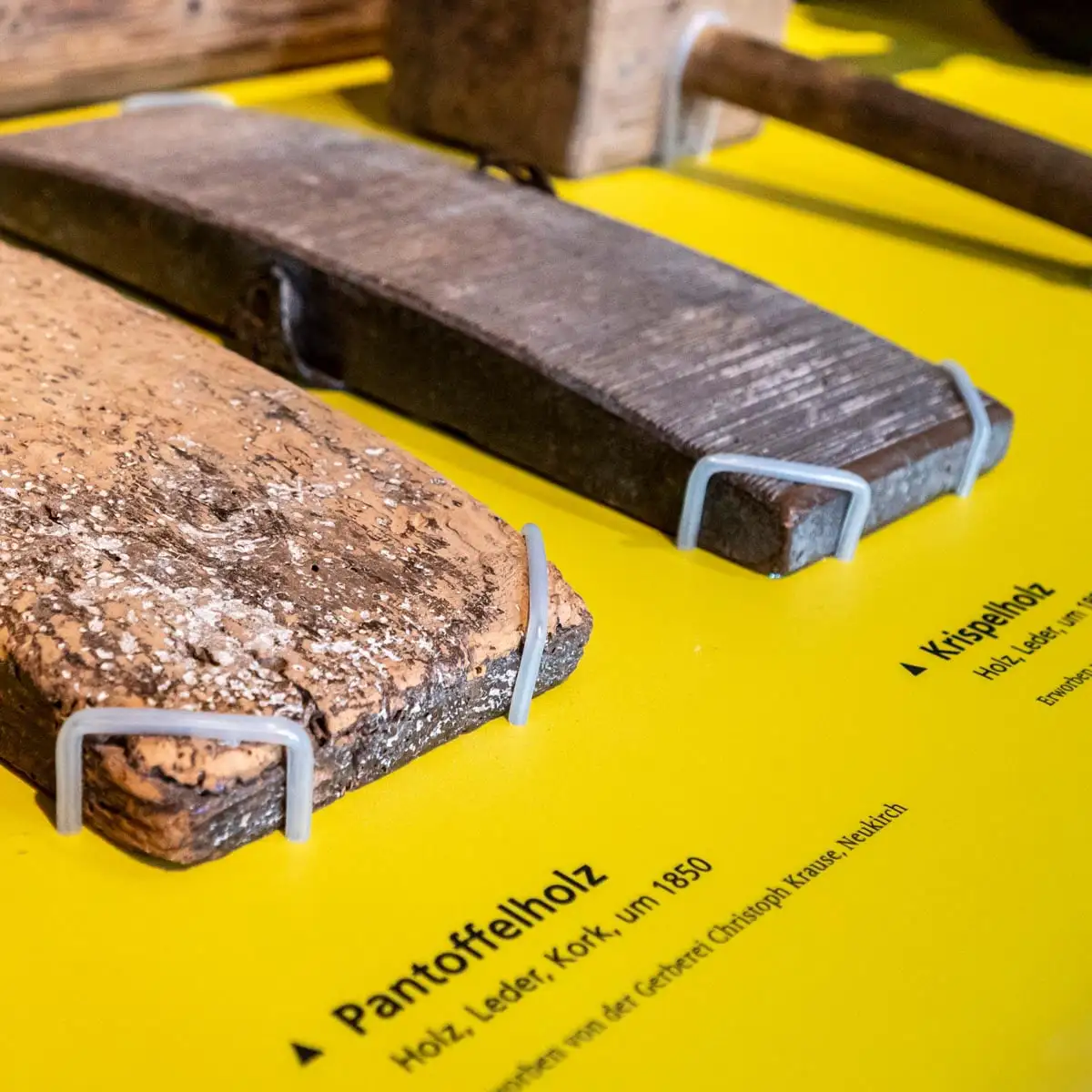 Nahaufnahme von Holzwerkzeugen auf gelber Fläche