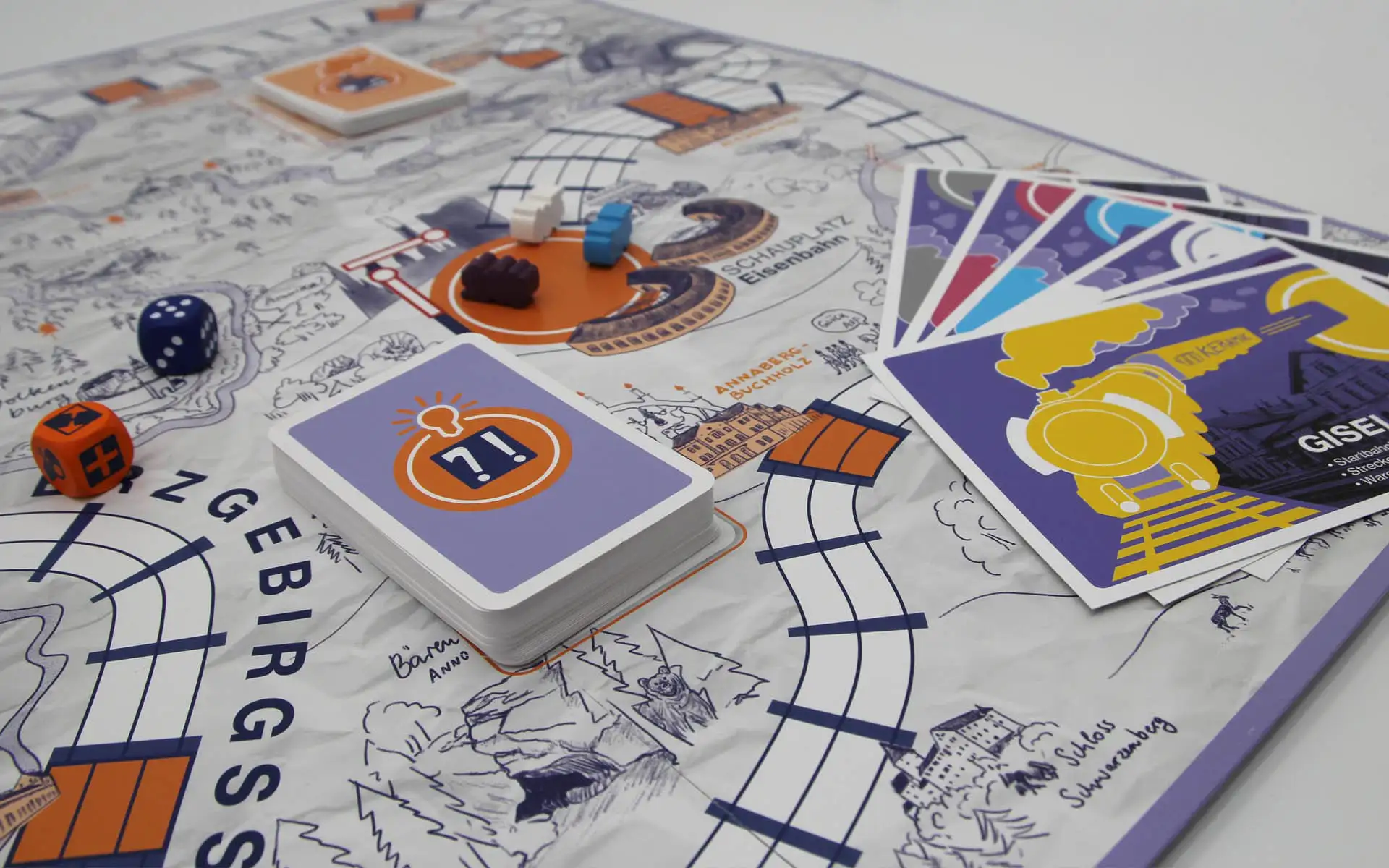 Detailaufnahme des Spielplans mit Kartenstapel, Spielfiguren und ausgelegten Spielkarten