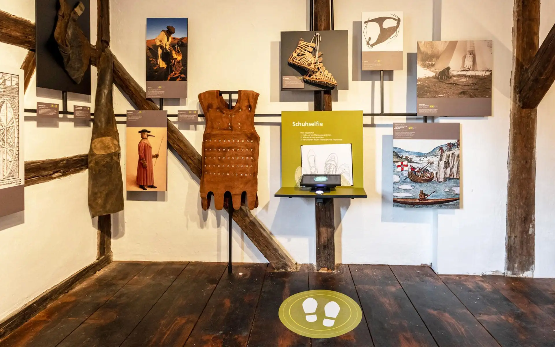 Ausstellungswand mit Kleidungsstücken und Schuhen