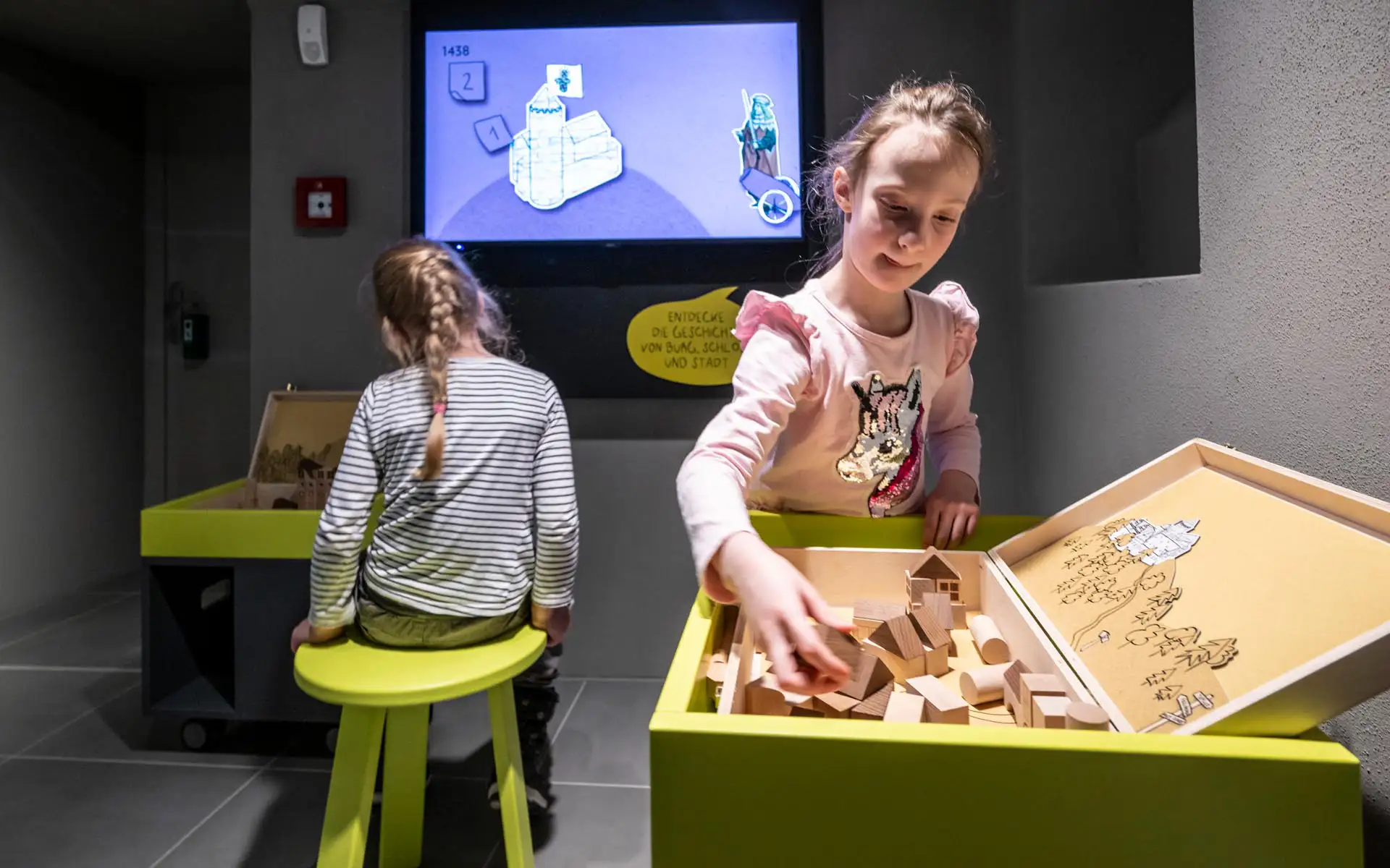 Vitrinenwand zur Orgelbaukunst mit Exponaten und erklärenden Grafiken.