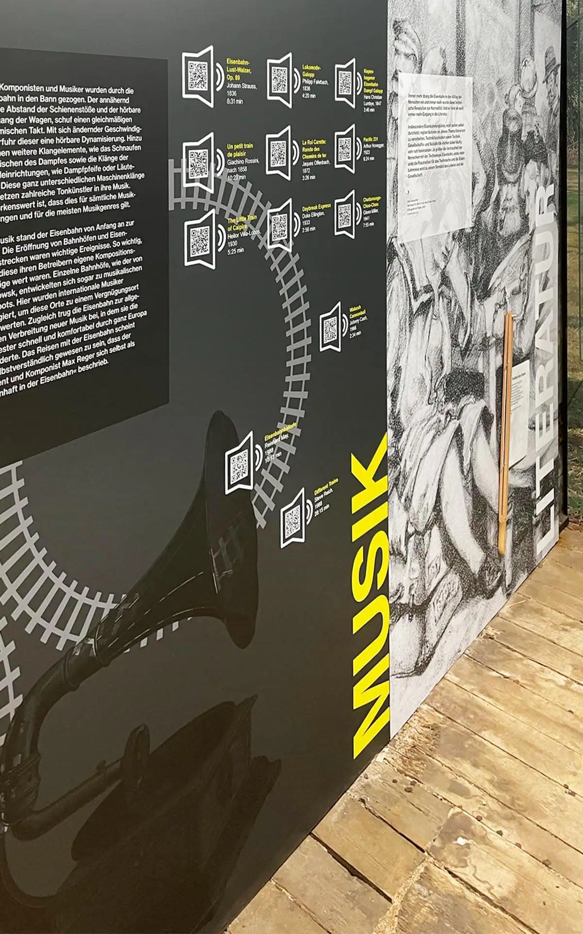 Wand Musik und Literatur mit QR-Codes und Grammophon-Grafik