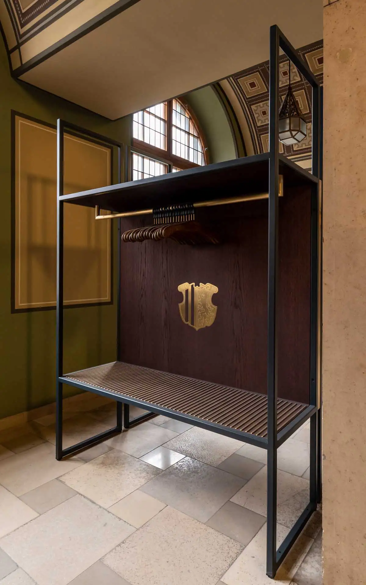 Chronikwand im Flur mit Kartenabfolge und Datierungen vom Mittelalter bis zur Neuzeit