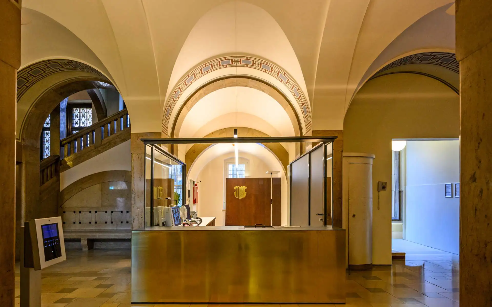 Innenraum des Rathauses mit Ausstellungsmöbeln und integrierter Informationsgrafik