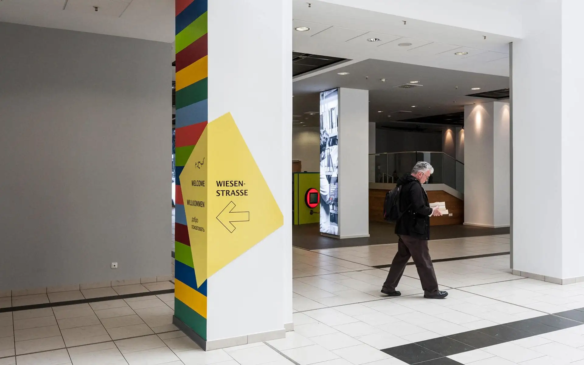 Wegweiser zur Wiesenstraße im Tietz, eingebettet in ein farbiges grafisches Leitsystem.