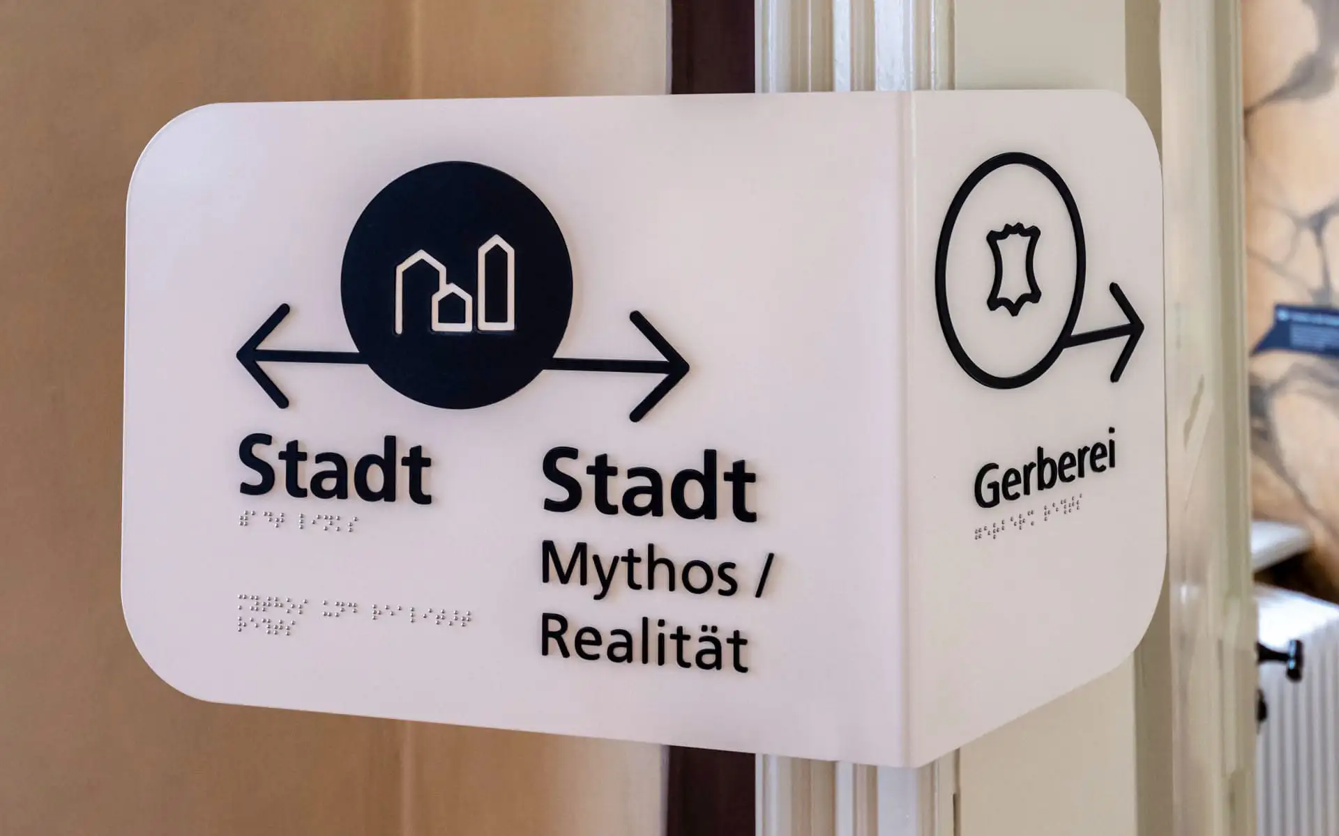 Taktile Leitsystemelemente im Museum Lohgerber mit klaren Piktogrammen und Richtungsangaben.