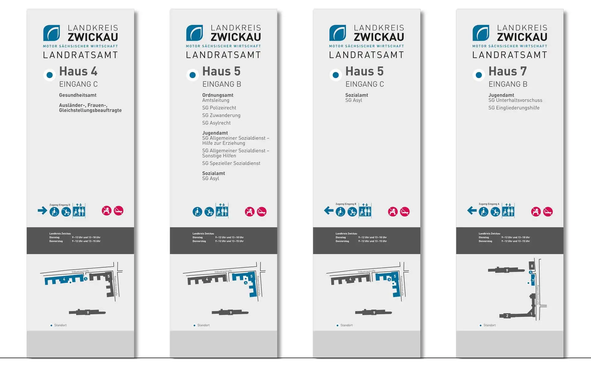 Vier Stele-Elemente des Leitsystems für das Landratsamt Zwickau mit Gebäudenavigation und Piktogrammen.