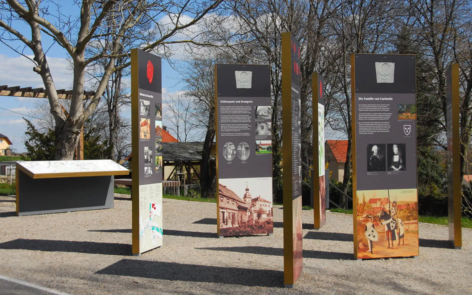 Außeninstallation mit mehreren hohen Informationsstelen in Dohna, ergänzt durch einen Lageplan.