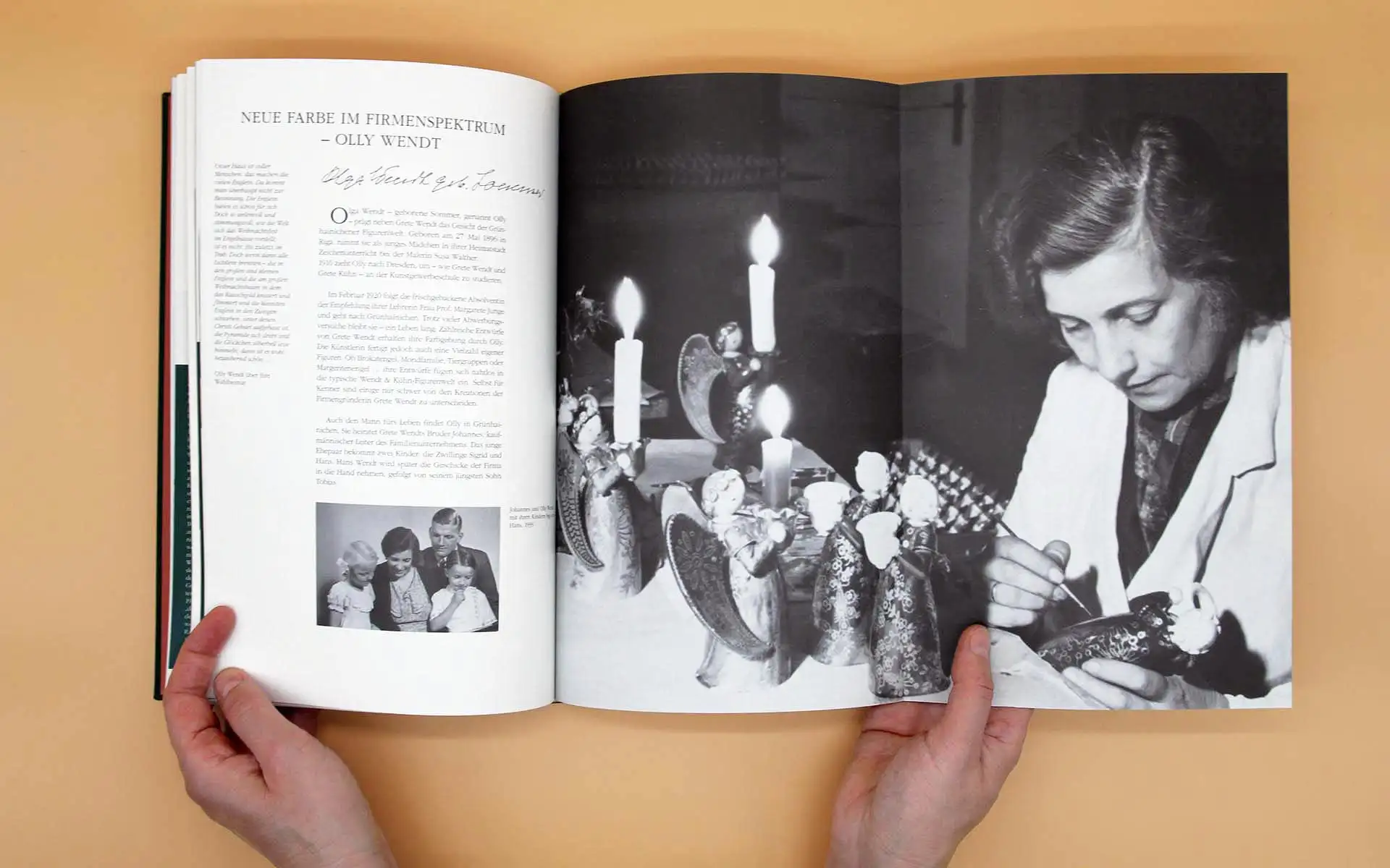 Detailaufnahme eines aufgeschlagenen Buches mit historischen Fotografien und serifenbetonter Typografie.