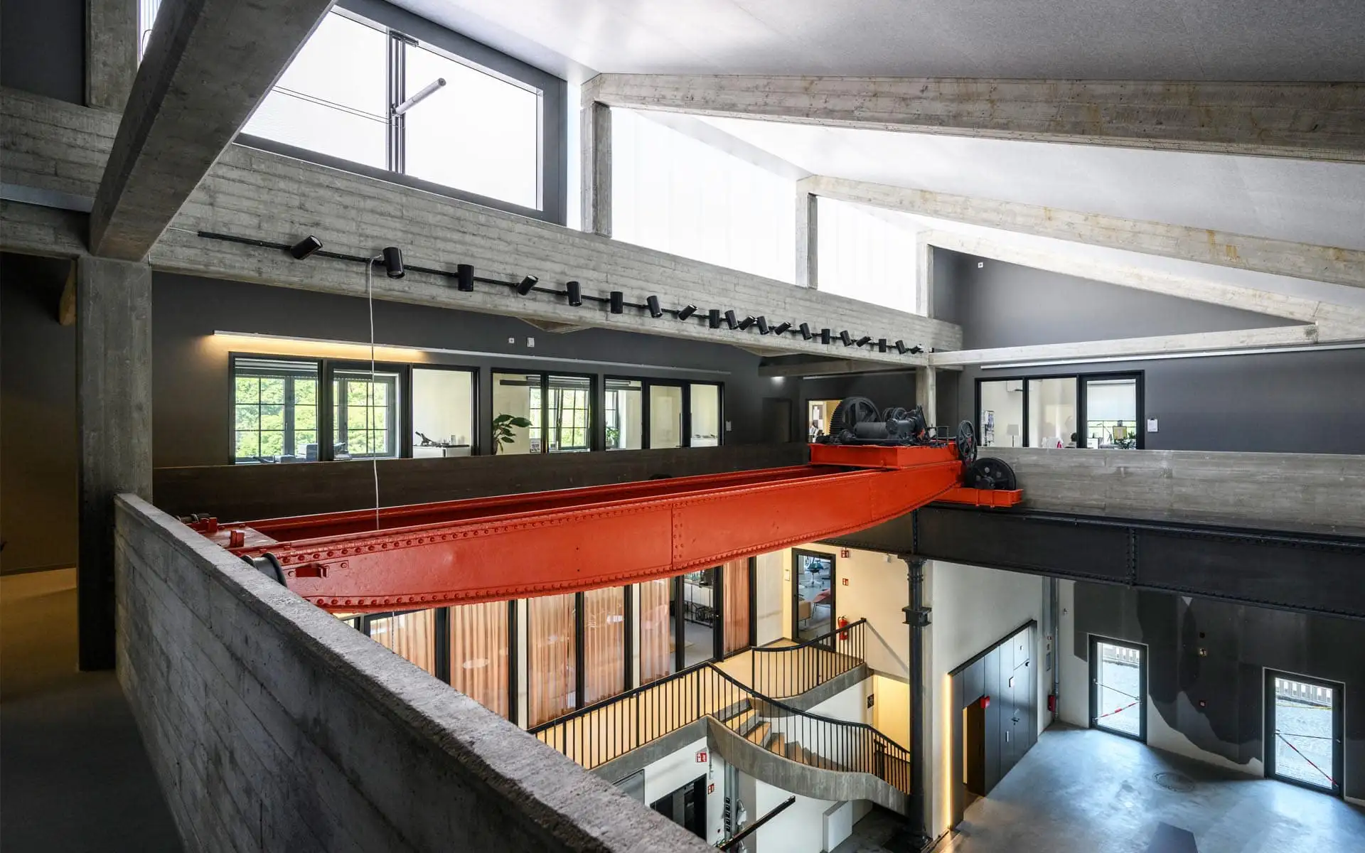 Blick von oben auf rote Kranbahn und umlaufende Büros