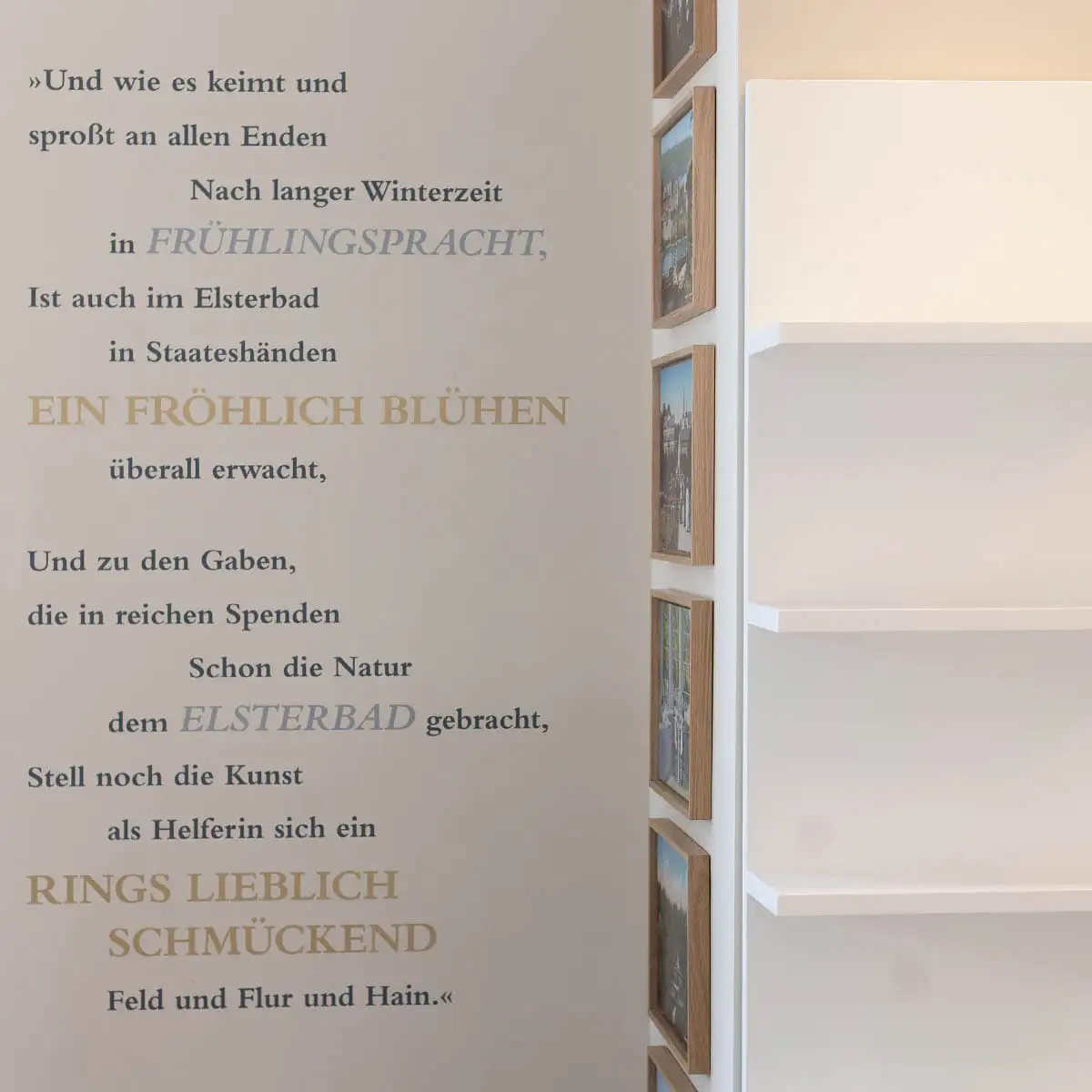 Wandzitat in großer Typografie neben Fotostreifen; rechts weiße Regalböden.