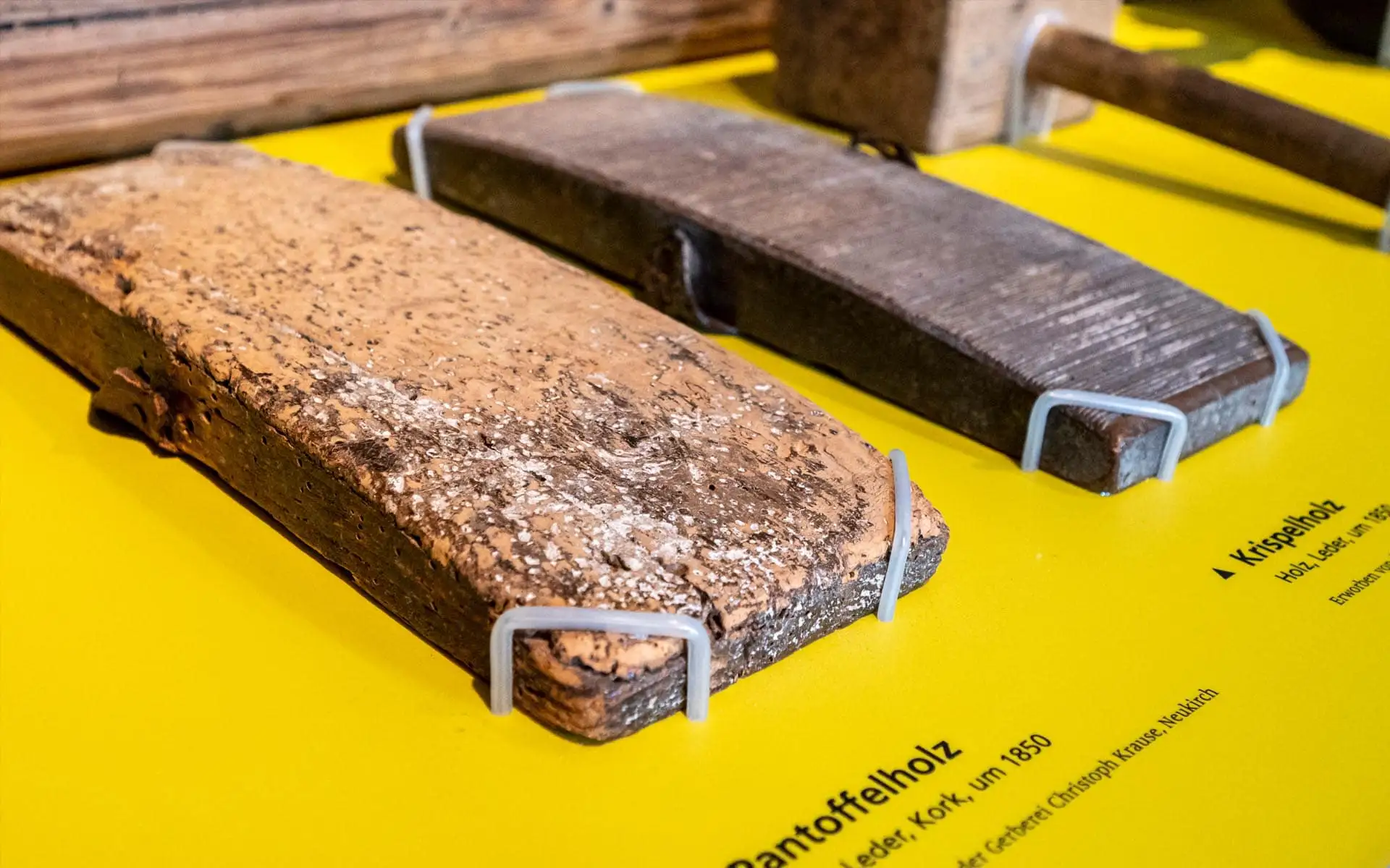 Frontansicht der Cafétheke mit vertikalen Keramikfliesen, integrierter Technik und ruhiger, moderner Farbgestaltung.