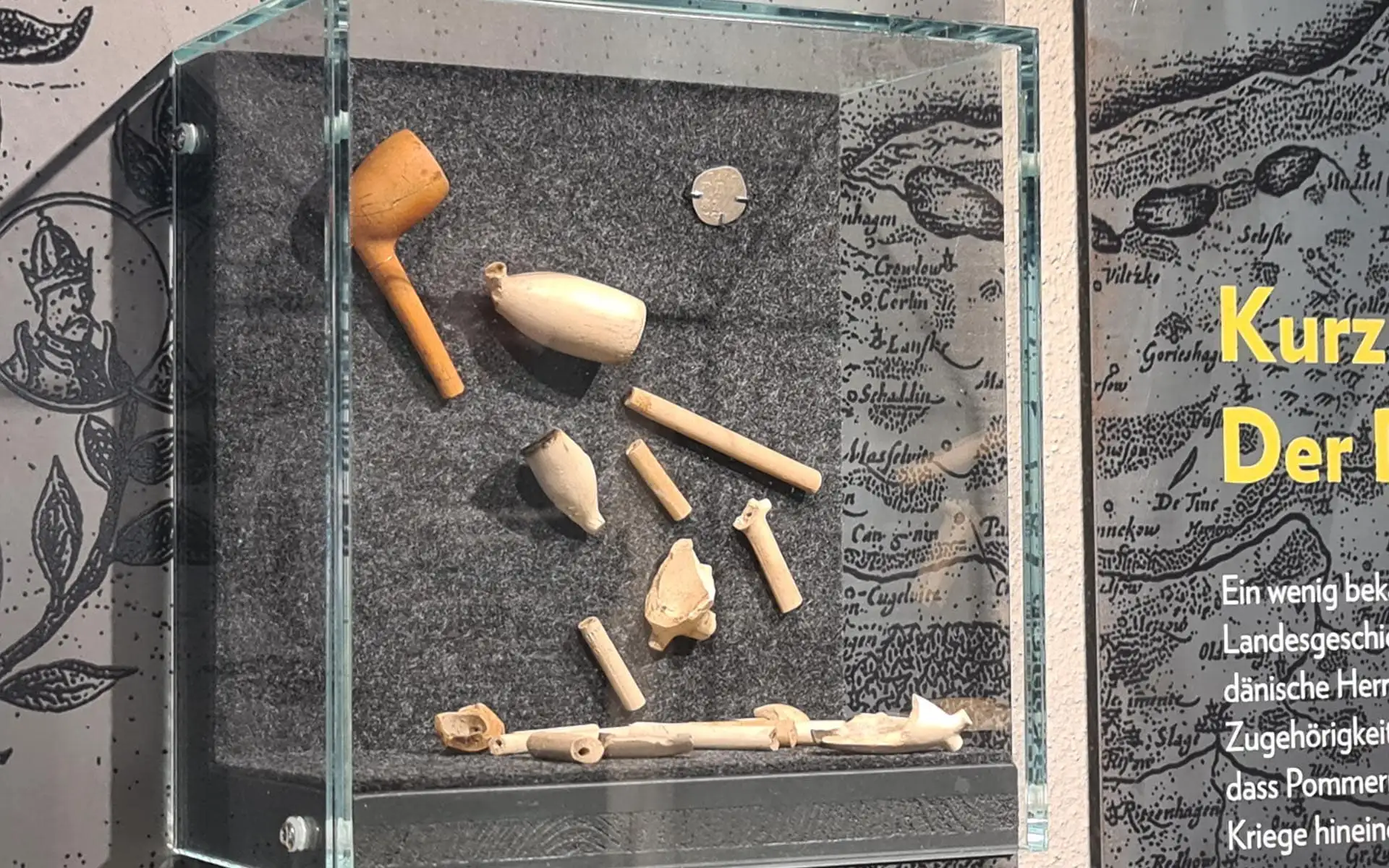 Heller Gastraum mit großen Fensterflächen, Sitzbereich und Blick auf die funktional gestaltete Theke.