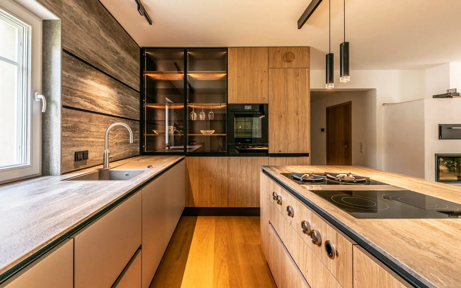 Moderne Küche mit Kücheninsel und Schränken.