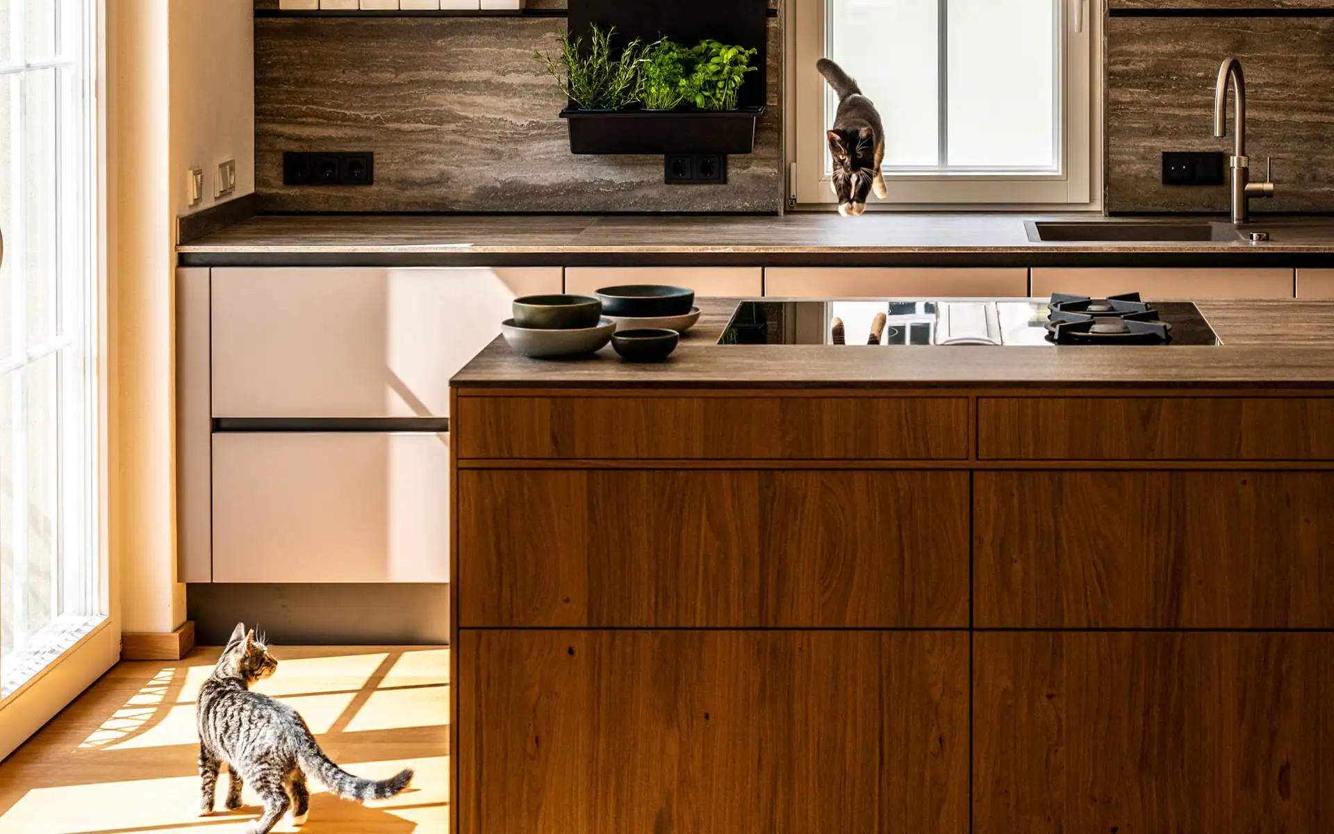 Moderne Küche mit Kücheninsel und Schränken.